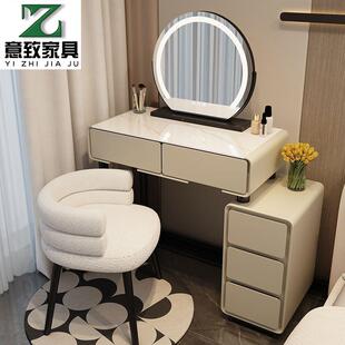 奶油风小户型卧室高级梳妆台简约现代岩板氛围灯化妆桌收纳一体柜