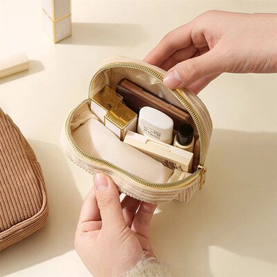Fahion Makeup Liptick Sanitary Napkin Cae Cometic Storage Po