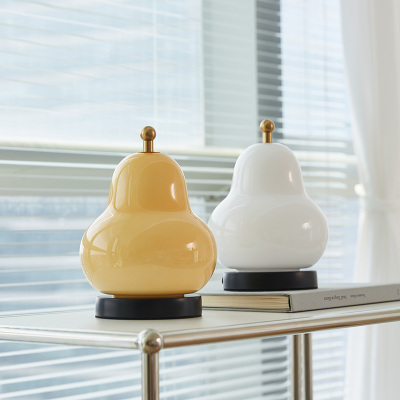 The French buttered pear pear lamp in the bedroom room is ch