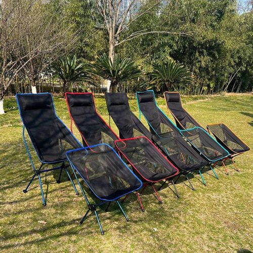 Foldable camping chair, equipped with a carrying bag and sid