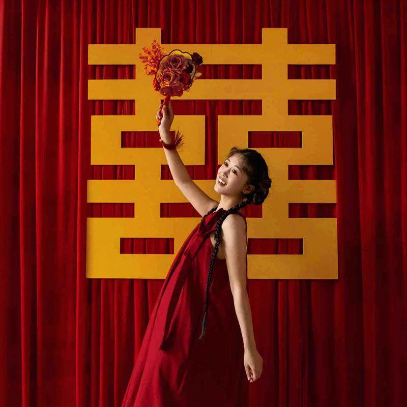 婚礼现场布置复古酒红色帷幔结婚囍字拍照背景布婚庆红布金色喜字