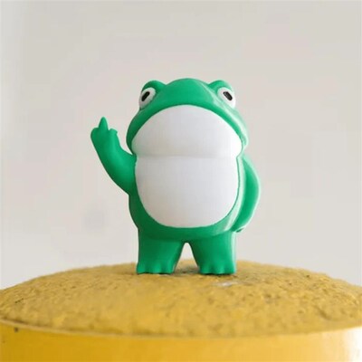 Rebellious Frog Figurine小青蛙树脂摆件 中指小青蛙工艺品摆件