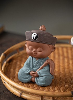 武当山小道士陶瓷摆件创意可爱手工道士人物家居客厅桌面装饰摆设