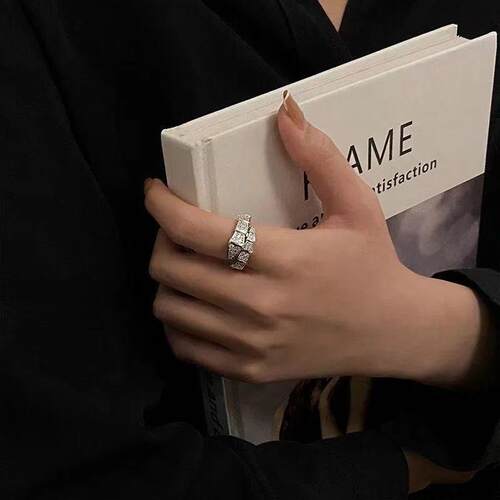 Luxury Sliver Color Crystal Snake Shape Ring for Women Girl