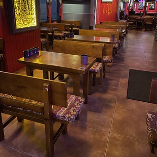 实木桌椅海伦司小酒馆清吧酒吧东南亚风海伦斯酒馆工业风烧烤卡座