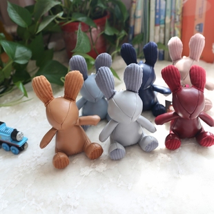 皮质坐姿小兔子毛绒玩具PU哆哆兔钥匙扣包包挂件公仔书包饰品挂饰