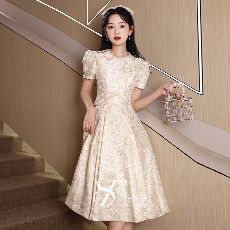 订婚礼服2024新款高级感轻奢小众学生毕业成人礼高端伴娘服连衣裙