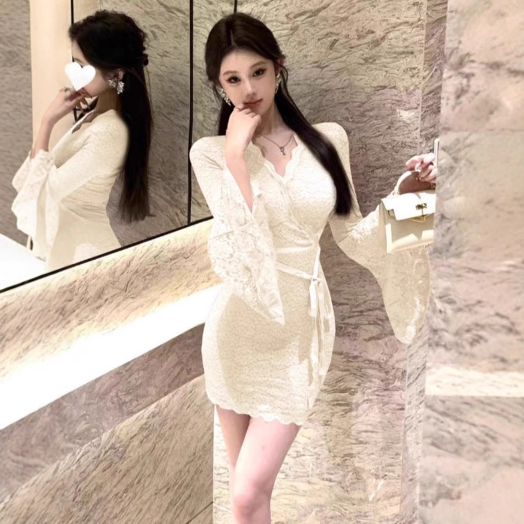 蕾丝v领喇叭袖连衣裙女春秋季紧身粉色裙子御姐长袖纯欲辣妹短裙