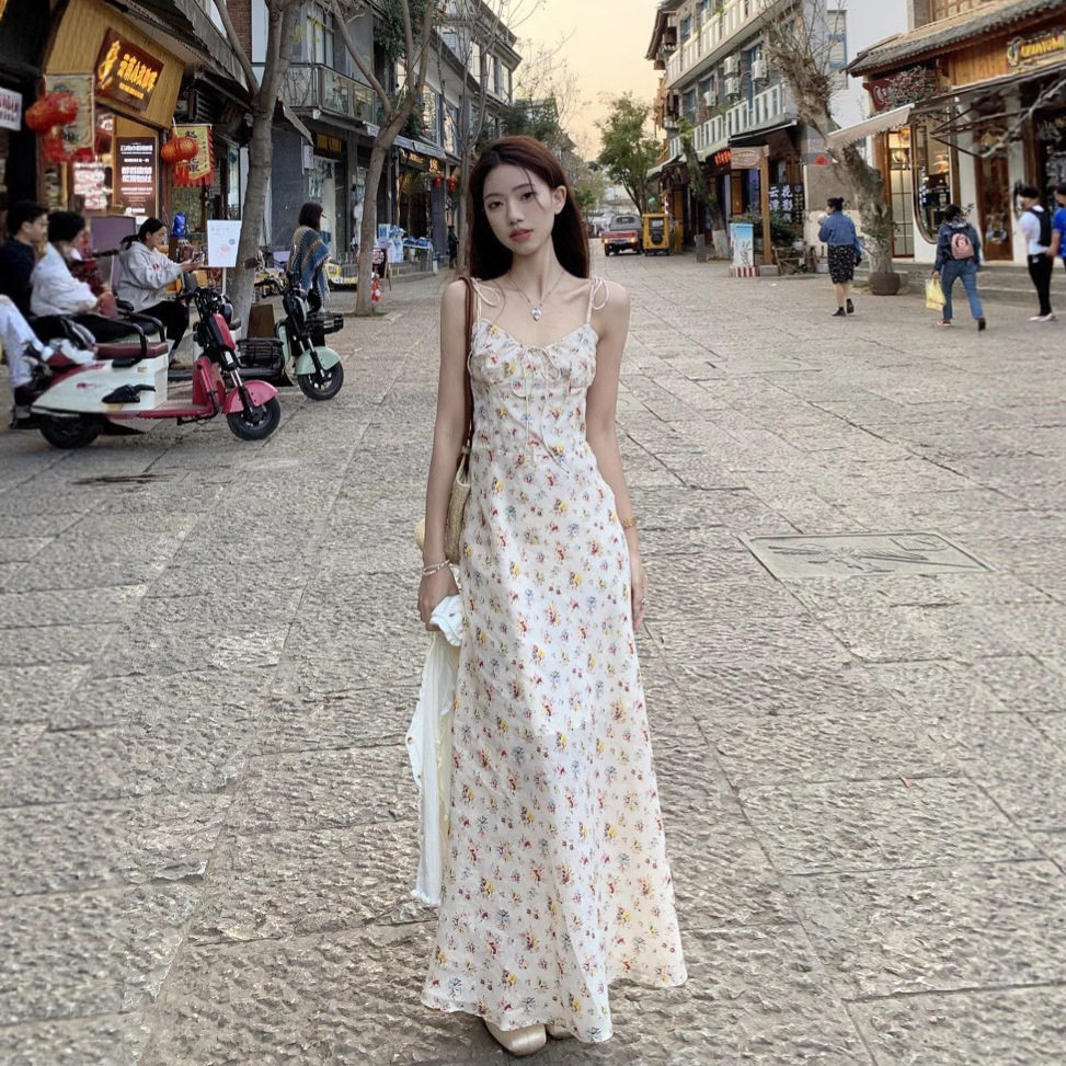 法式白色碎花吊带连衣裙女夏日绝美小裙子收腰显瘦海边度假长裙子