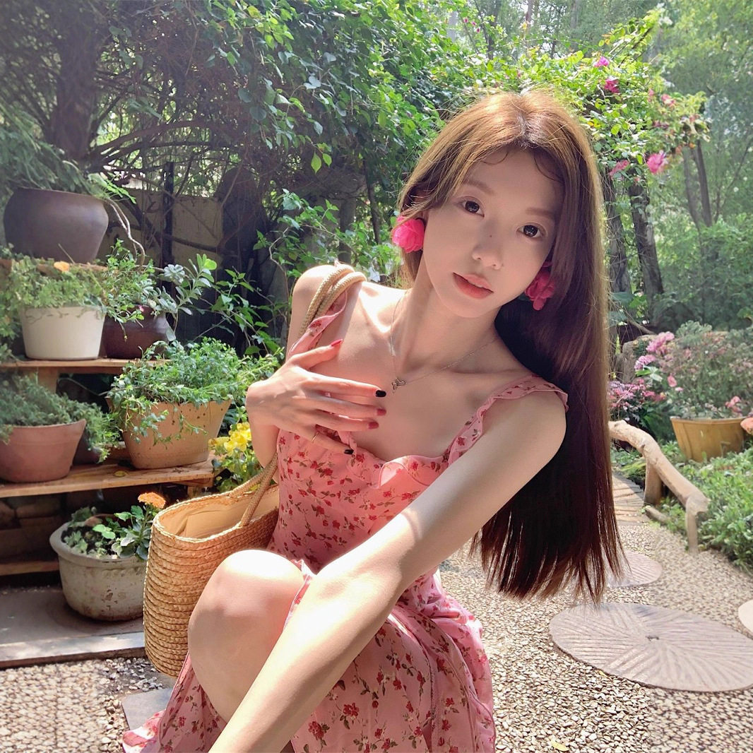 法式不规则设计碎花吊带连衣裙女海边度假风收腰显瘦开叉A字长裙