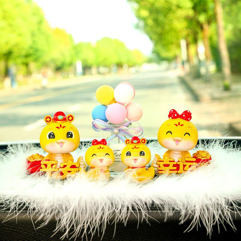 蛇年吉祥物新款创意可爱公仔汽车中控台装饰车载摆件装饰摇头香水