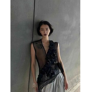 2025春季新款小众名媛立体花朵设计薄纱透明V领马甲无袖背心上衣