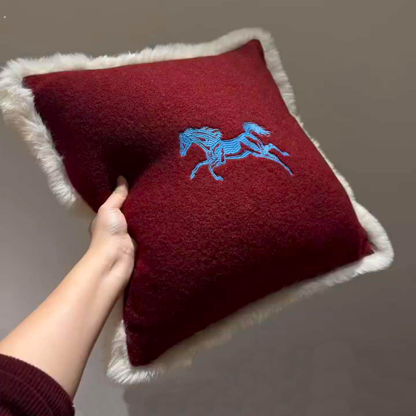 马年抱枕2026新款客厅沙发节日氛围感春节红色毛绒装饰可拆洗靠枕