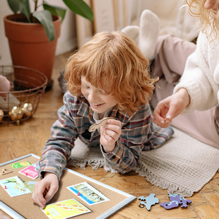 清朗实木边框照片板软木板留言板挂式家用记事板仿木框背景照片墙