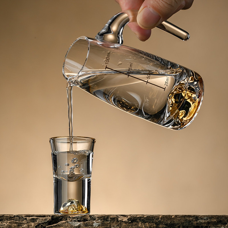 高档白酒杯套装家用金箔分酒器送礼盒一口杯轻奢中式水晶玻璃酒具