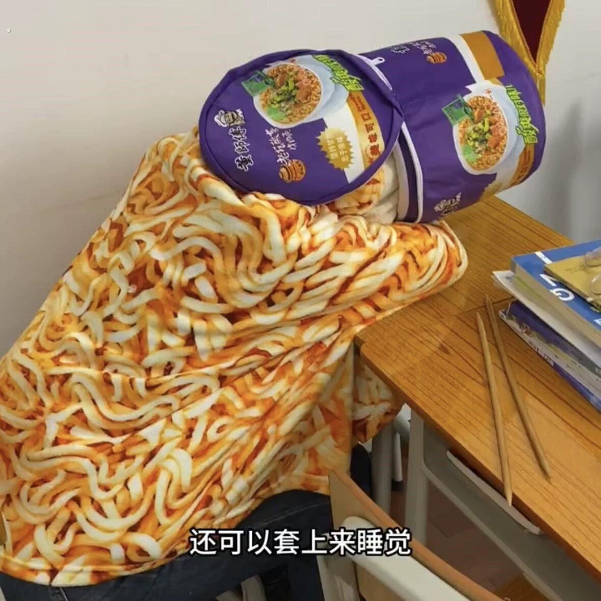 泡面桶抱枕真酸菜方便面毛毯办公室二合一午睡毯创意空调被靠枕