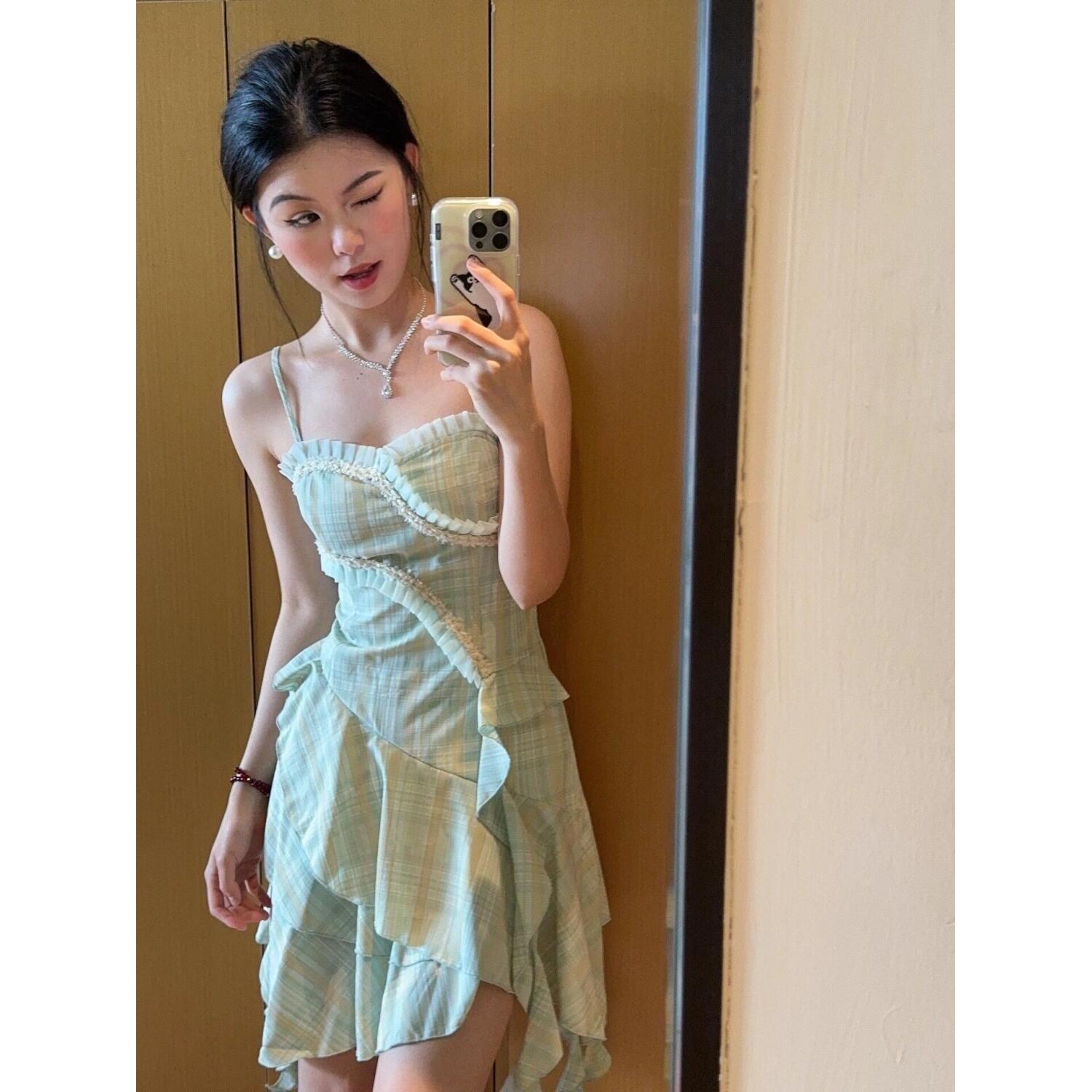 夏季法式复古连衣裙2026网红爆款格子裙不规则别致气质短裙子女