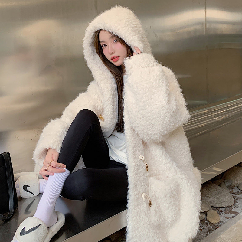 冬季连帽皮草羊羔绒外套女装2023长版牛角扣衣服加厚保暖毛毛大衣