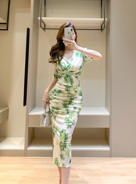 白底碎花连衣裙女夏季温柔风绿色清新网纱V领褶皱开叉修身中长裙