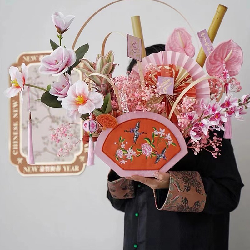 2024龙年新年高级刺绣扇形盒仿真花花束冬青年宵花花盒礼品包装盒