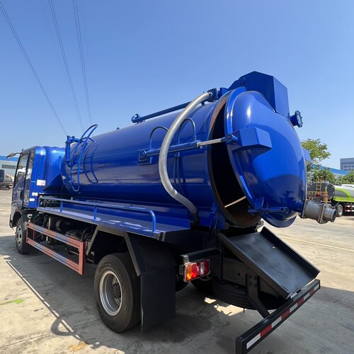 【程力集团】出口东风右驾多利卡 4x2 小型5立方米真空泵 吸污车