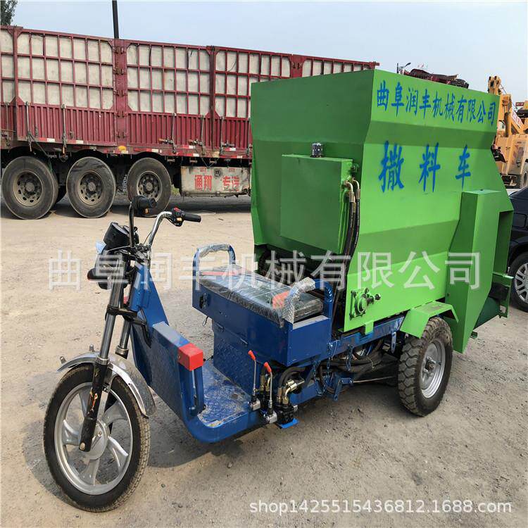 机动三轮车撒料车羊用电动喂料机牲畜机动撒料车规格