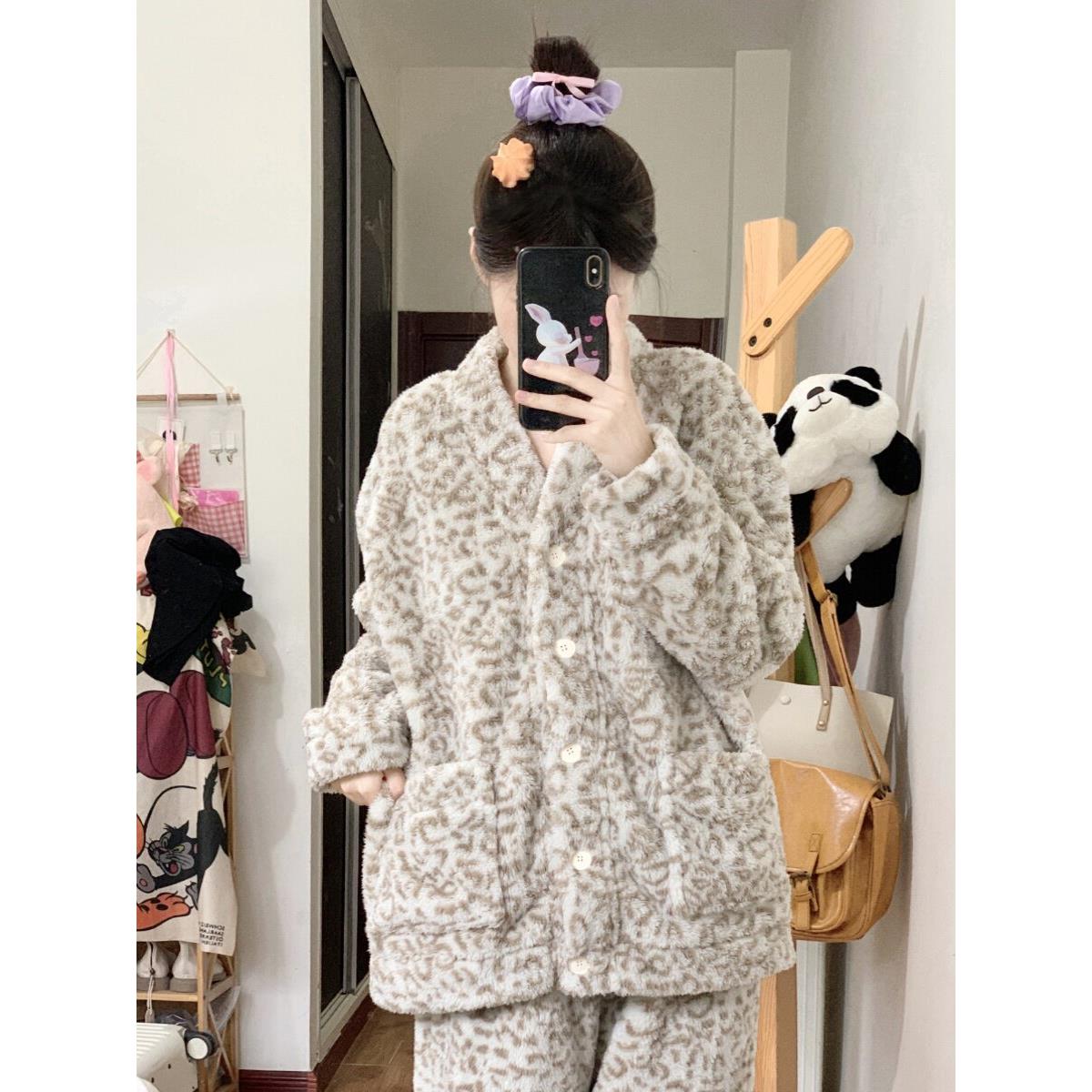 可爱豹纹睡衣女款秋冬款2025年新款冬季加厚加绒珊瑚绒家居服套装