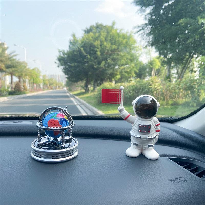 汽车太空人摆件太阳能摇摆车载香薰创意宇航员车内中控台装饰用品