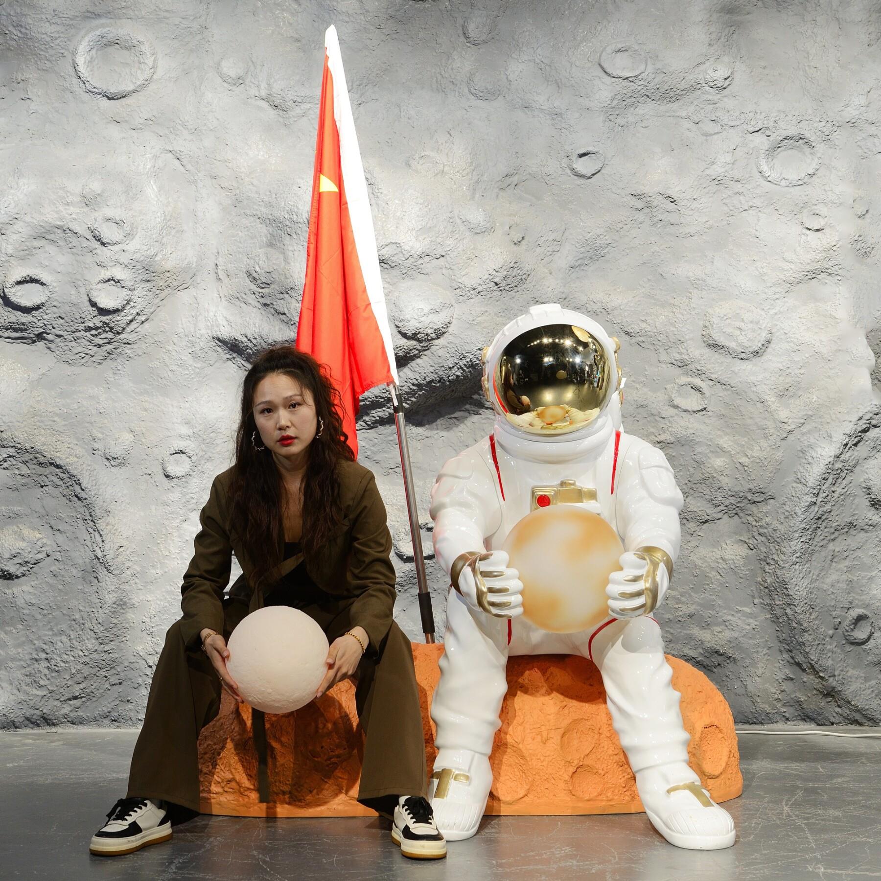 玻璃纤维坐姿太空人模型太空人大摆件主题造景装饰展厅航天科技雕