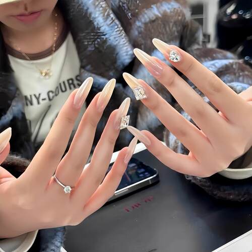 手工穿戴甲新款海莉白月光极光粉爆闪钻美甲纯欲风婚甲显白高级感