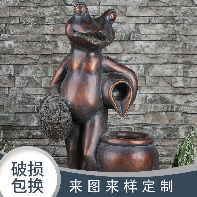 仿铜青蛙倒水流水器 青蛙坐树桩流水摆件 复古树脂装饰动物抱桶器