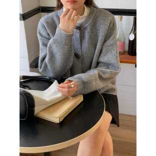 淡搭黄色圆领牛角扣毛外套女秋冬新款宽复古纯色百针松织衣YQP开