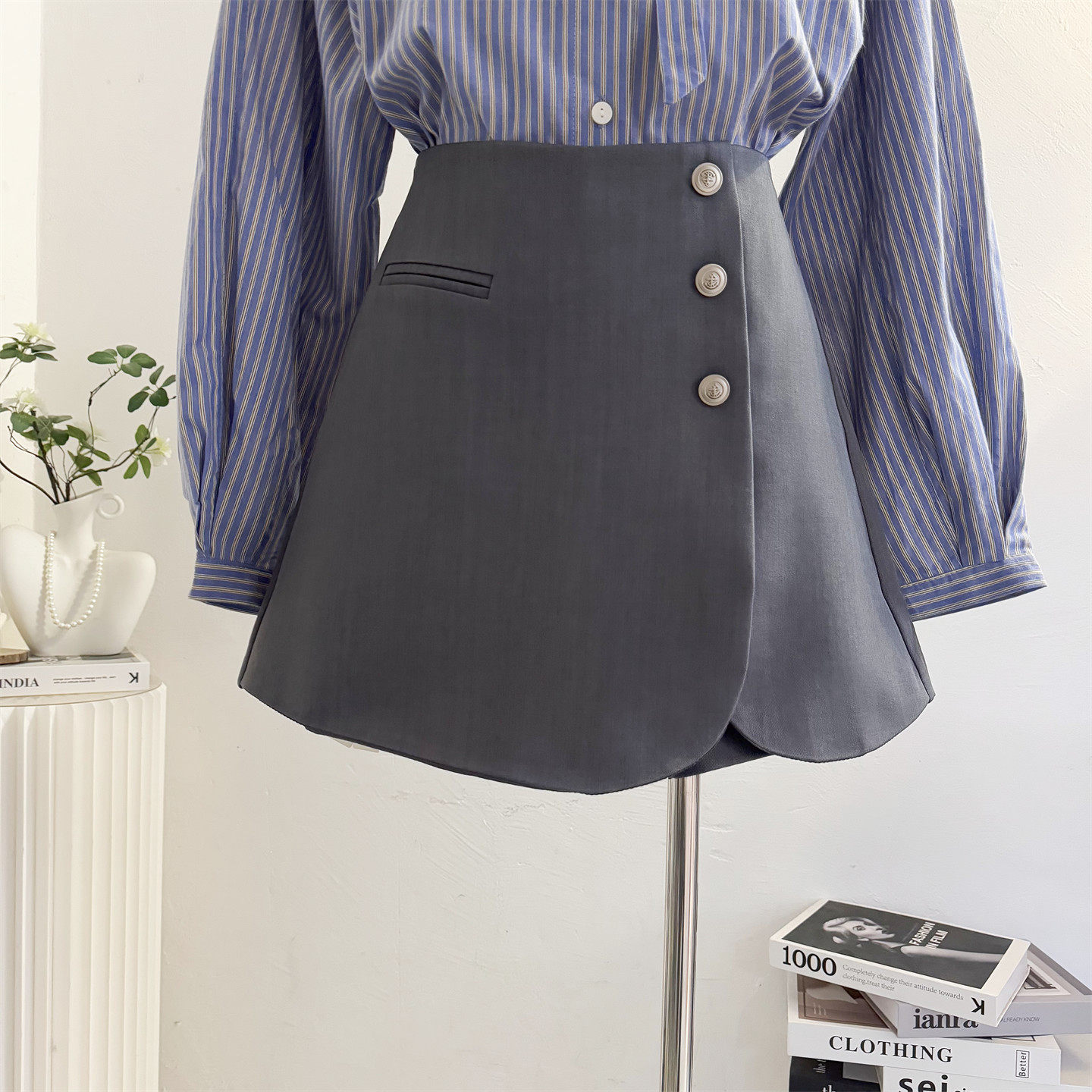 灰色西装短裤女2026春夏季设计感排扣高腰a字短裤裙防走光短裙裤