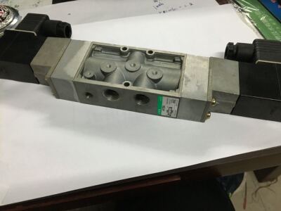 现货供应CKD三位五通中封式电磁阀4F330-10-DC24VAC220AC110