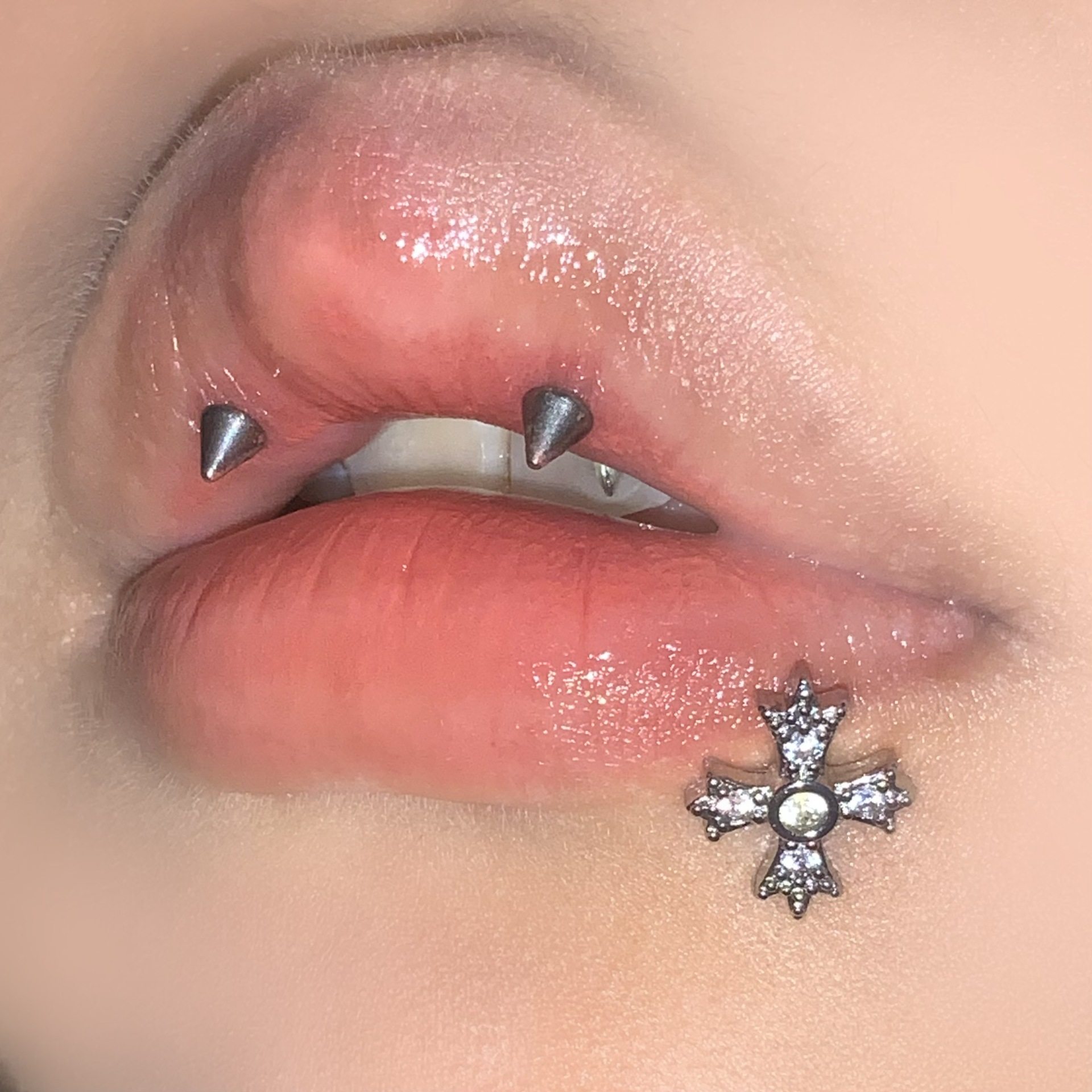 十字架镶钻锆石内牙爆闪唇钉耳骨钉朋克嘻哈男女同款,饰品/流行首饰/时尚饰品新,唇环/唇钉,淘宝优惠券,粉丝福利购,淘宝优惠卷