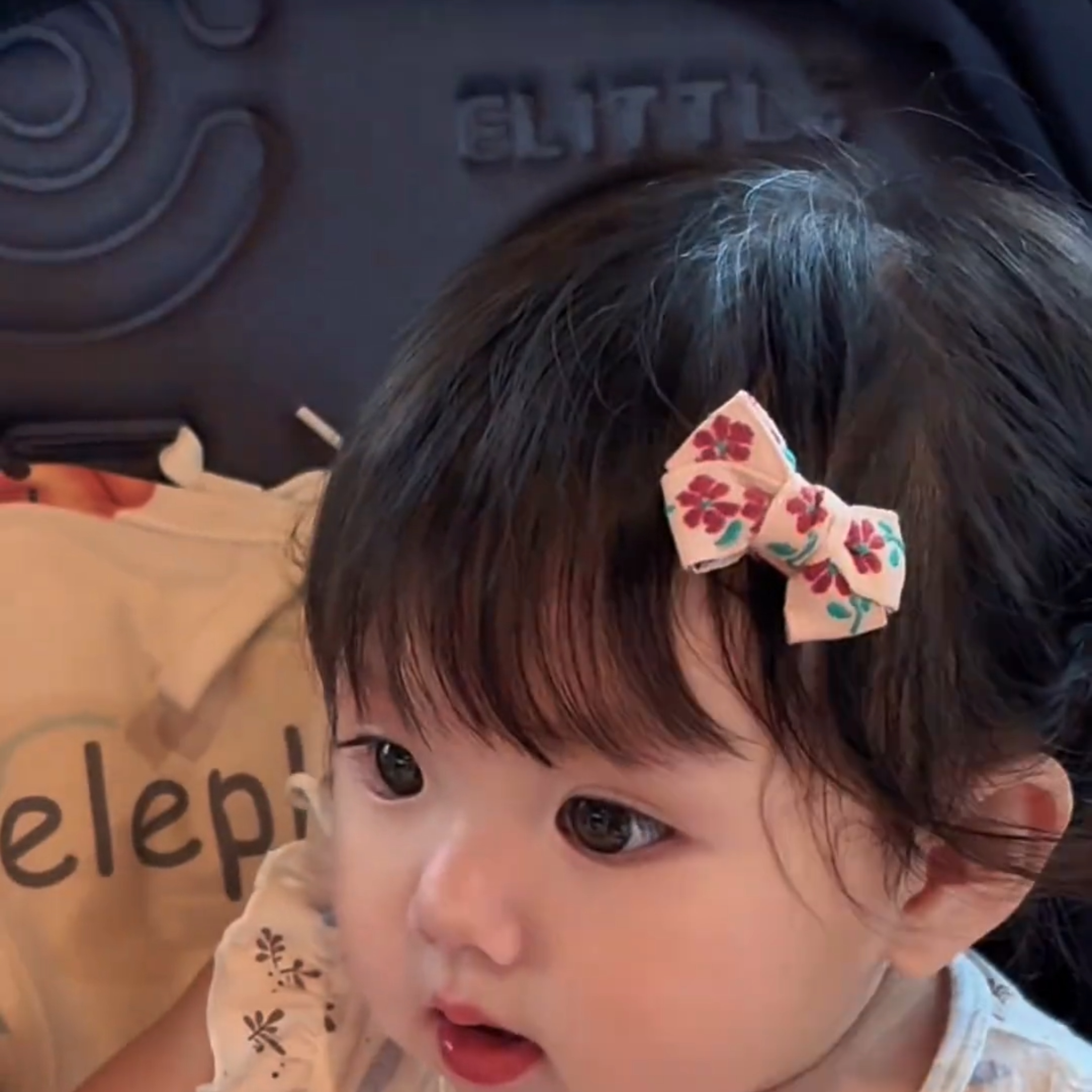 新款婴幼儿甜美红色格纹花朵发夹儿童布艺侧边碎发刘海夹对装发饰