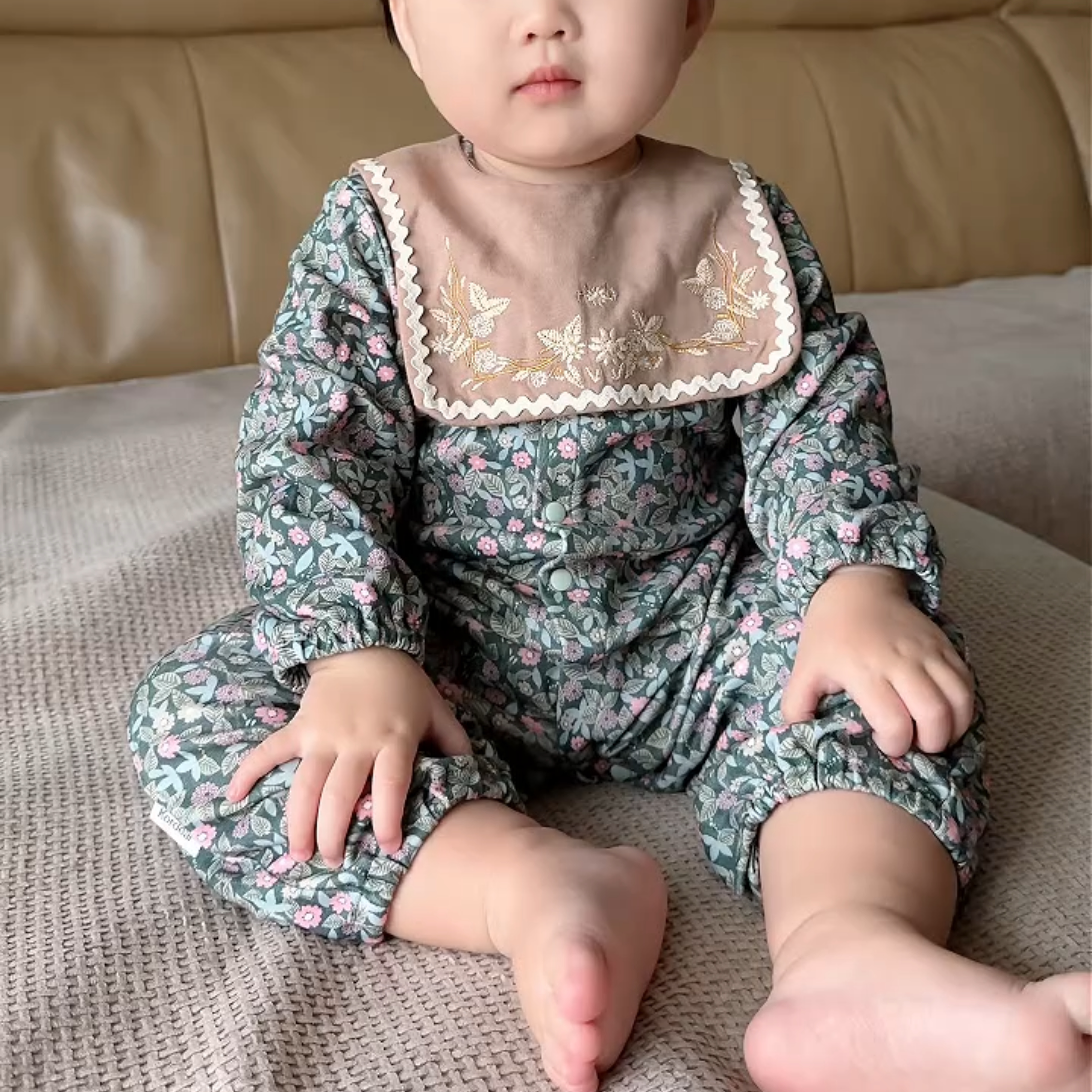 考拉蒂尔法式碎花连体衣婴幼儿爬服女宝宝刺绣围兜长袖哈衣春秋款