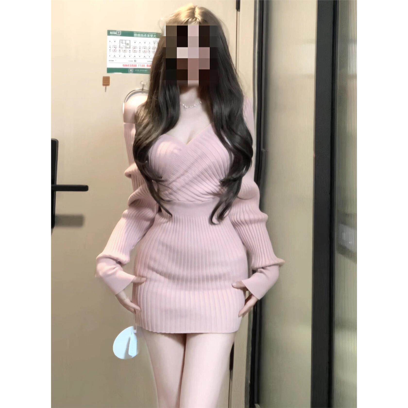 纯欲御姐V领粉色针织连衣裙子女秋2025新款露肩性感修身包臀短裙