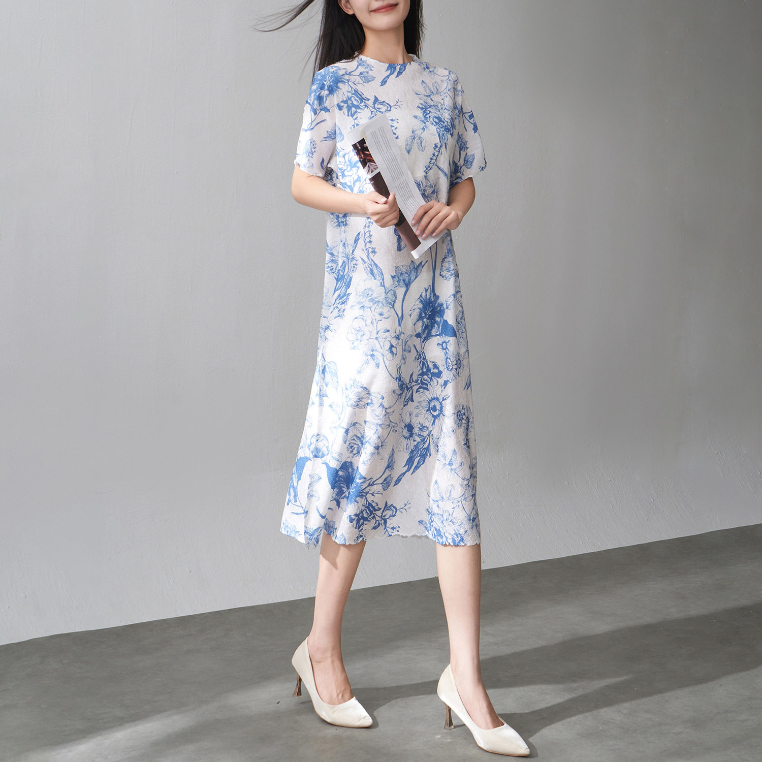 蓝色碎花收腰褶皱连衣裙子女夏季新款薄款圆领收腰气质A字中长裙