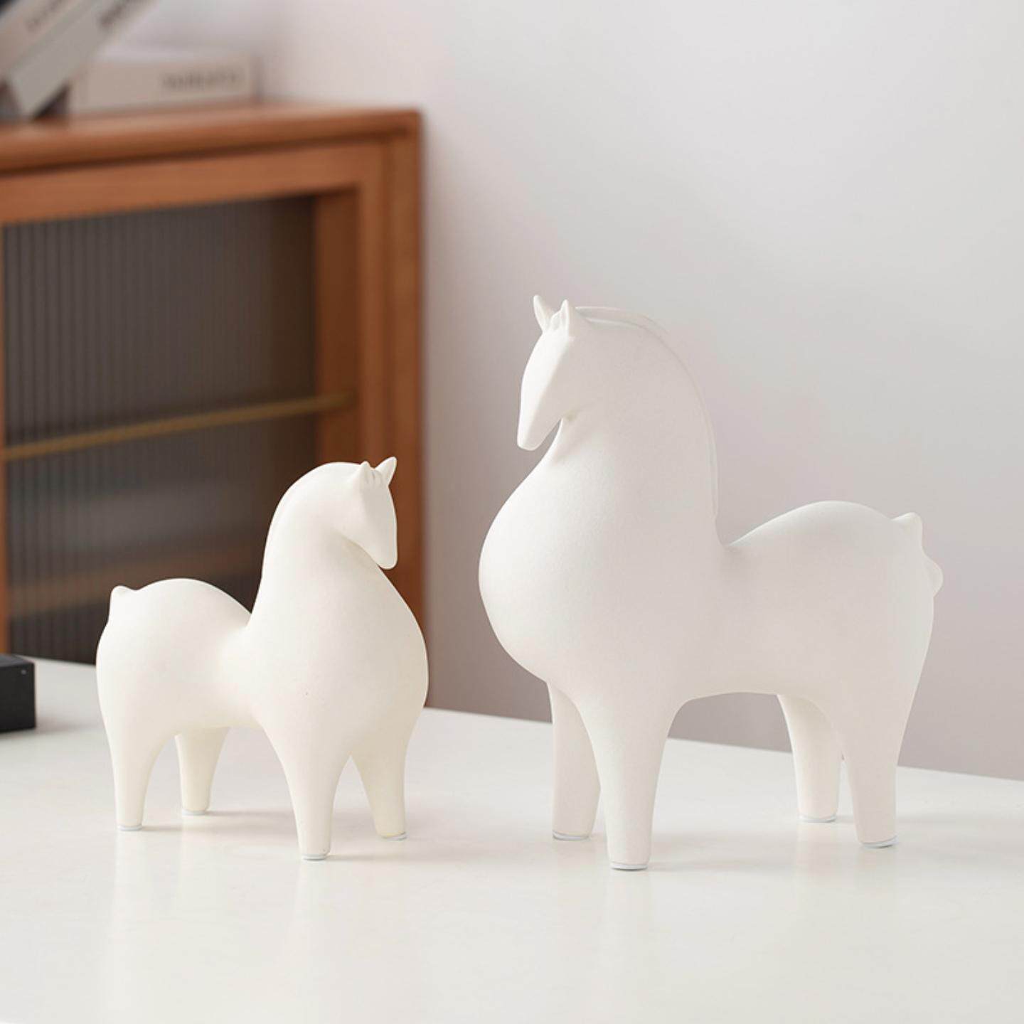 北欧创意白唐马陶瓷摆件客厅玄关奶油风装饰家居电视酒柜软装饰品