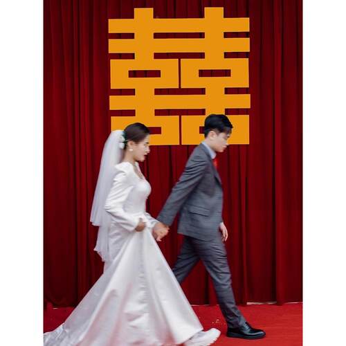 中式婚礼拍照背景区酒红布幔金色喜字贴婚房布置农村结婚院子装饰