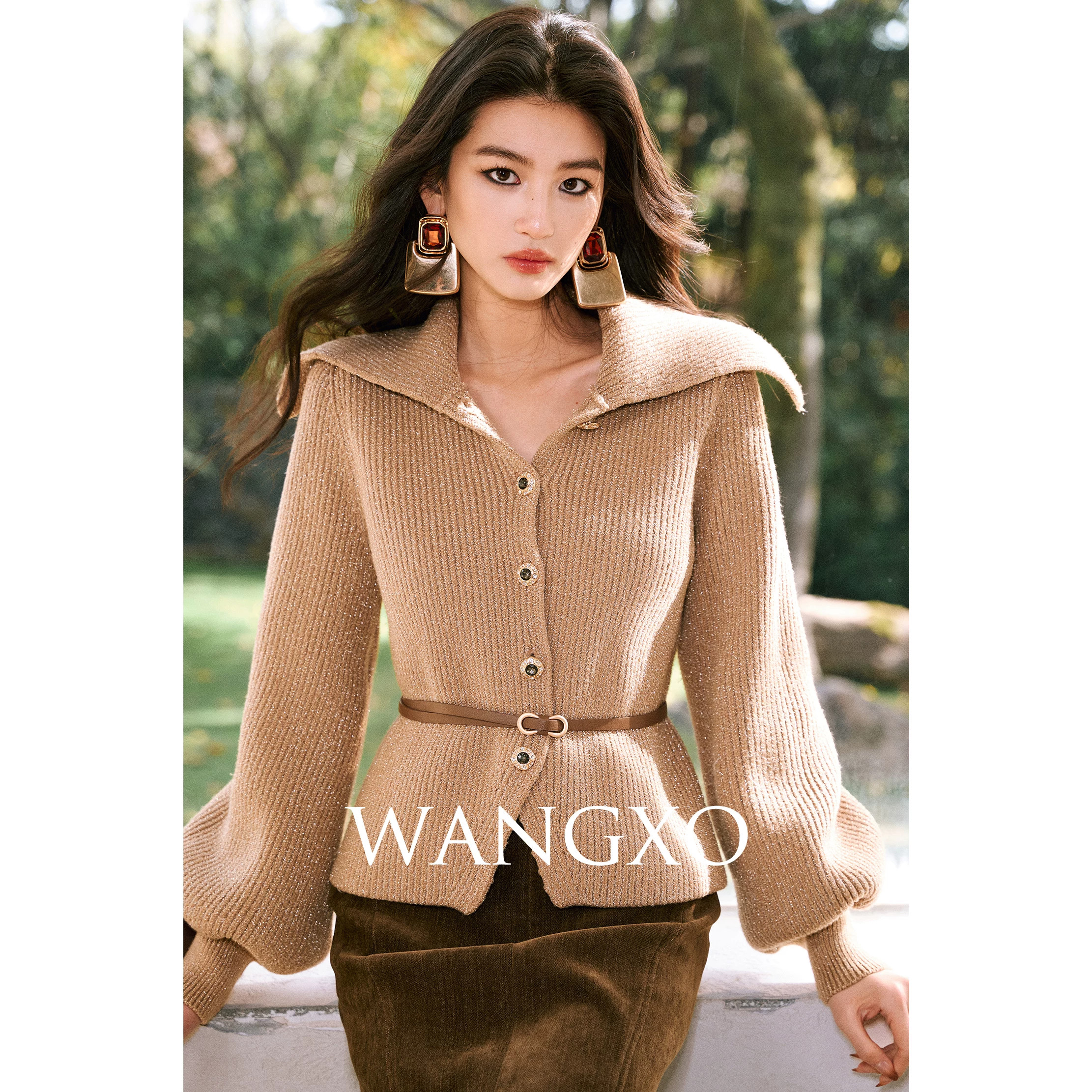 WANGXO|星光织语|亮丝坑条针织|大翻领灯笼袖手缝钻扣短款毛衣