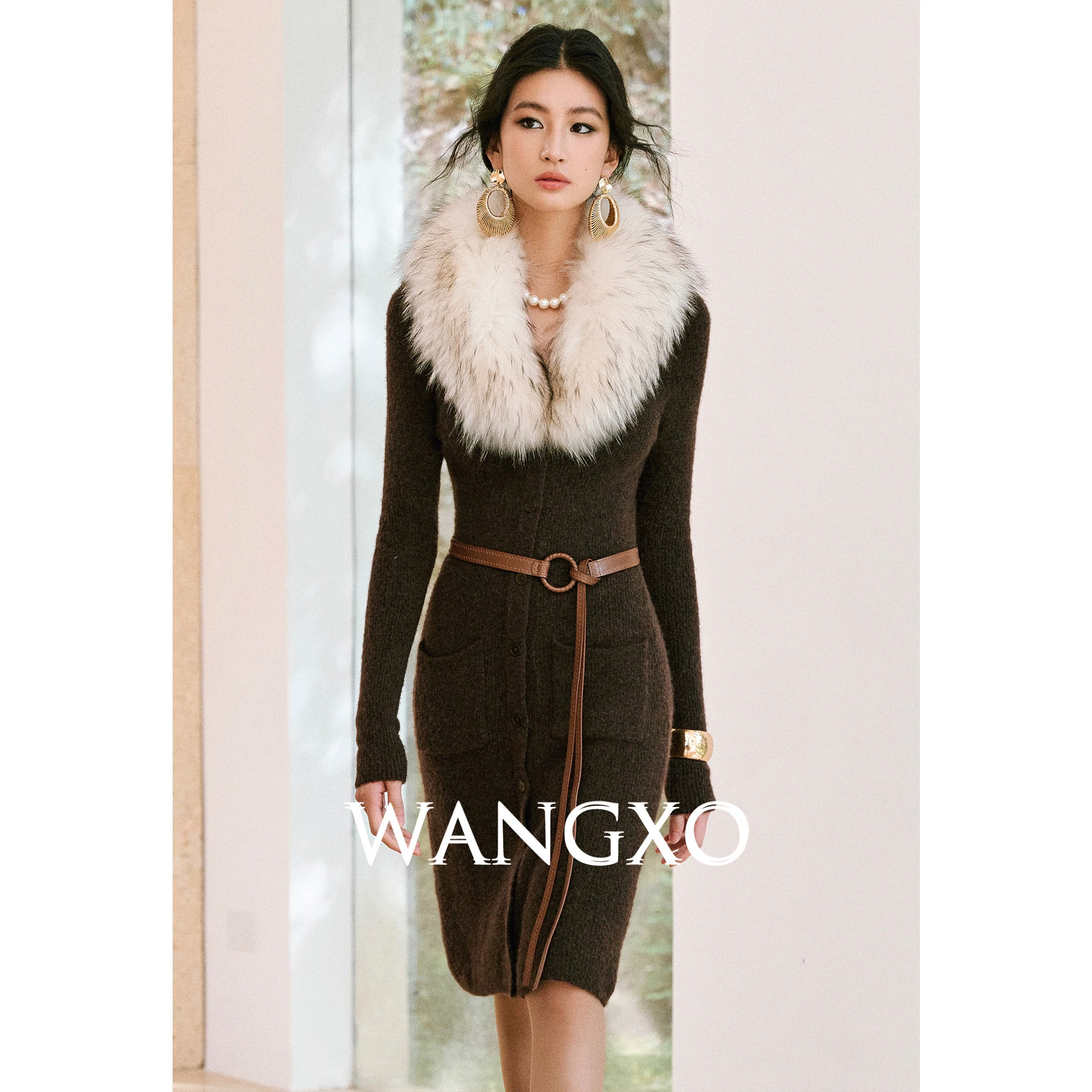 WANGXO|精纺羊毛耗牛绒四面弹针织|染尖狐狸毛领收腰中长连衣裙