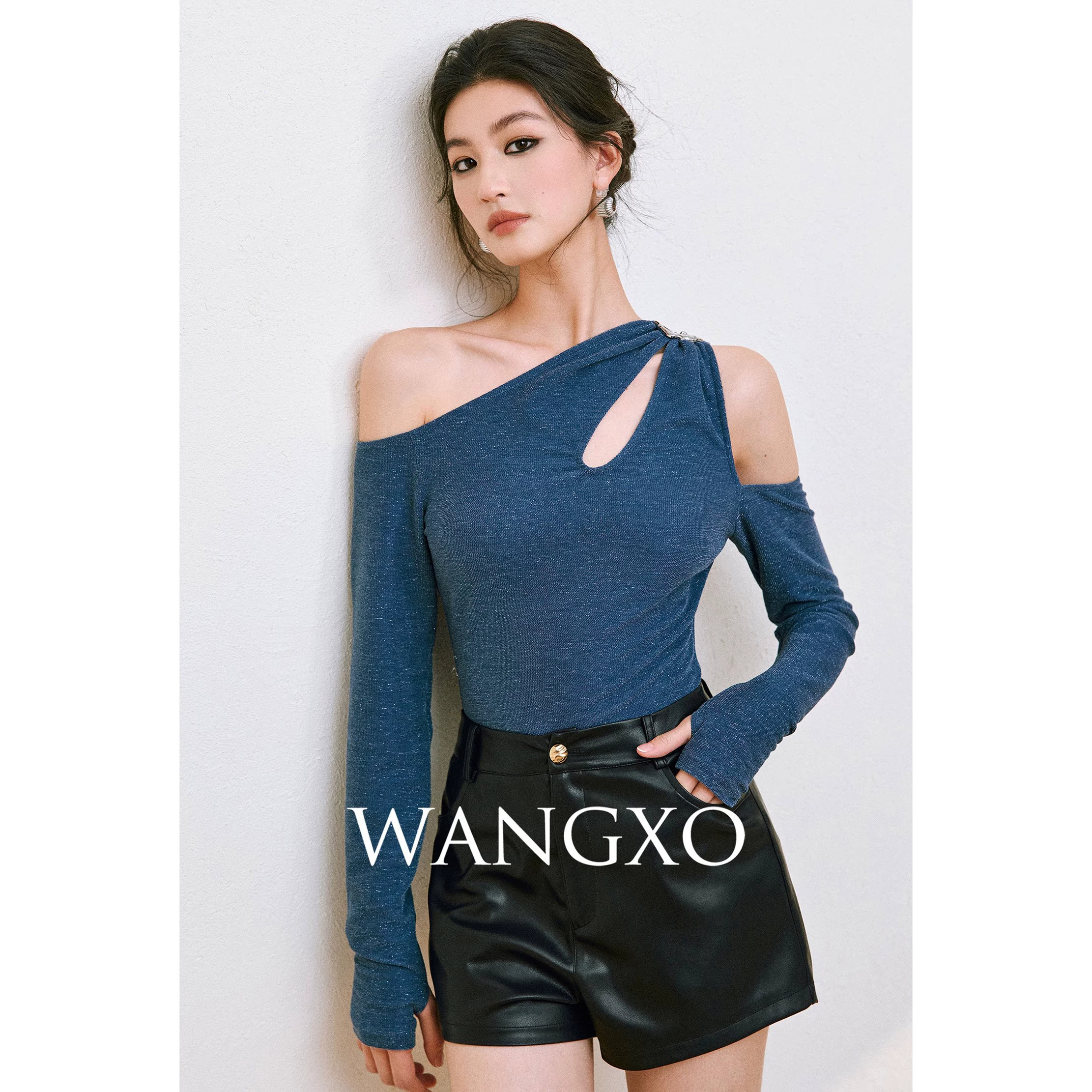 WANGXO|碎闪亮丝坑条针织|水滴镂空金属扣解构式露肩修身上衣