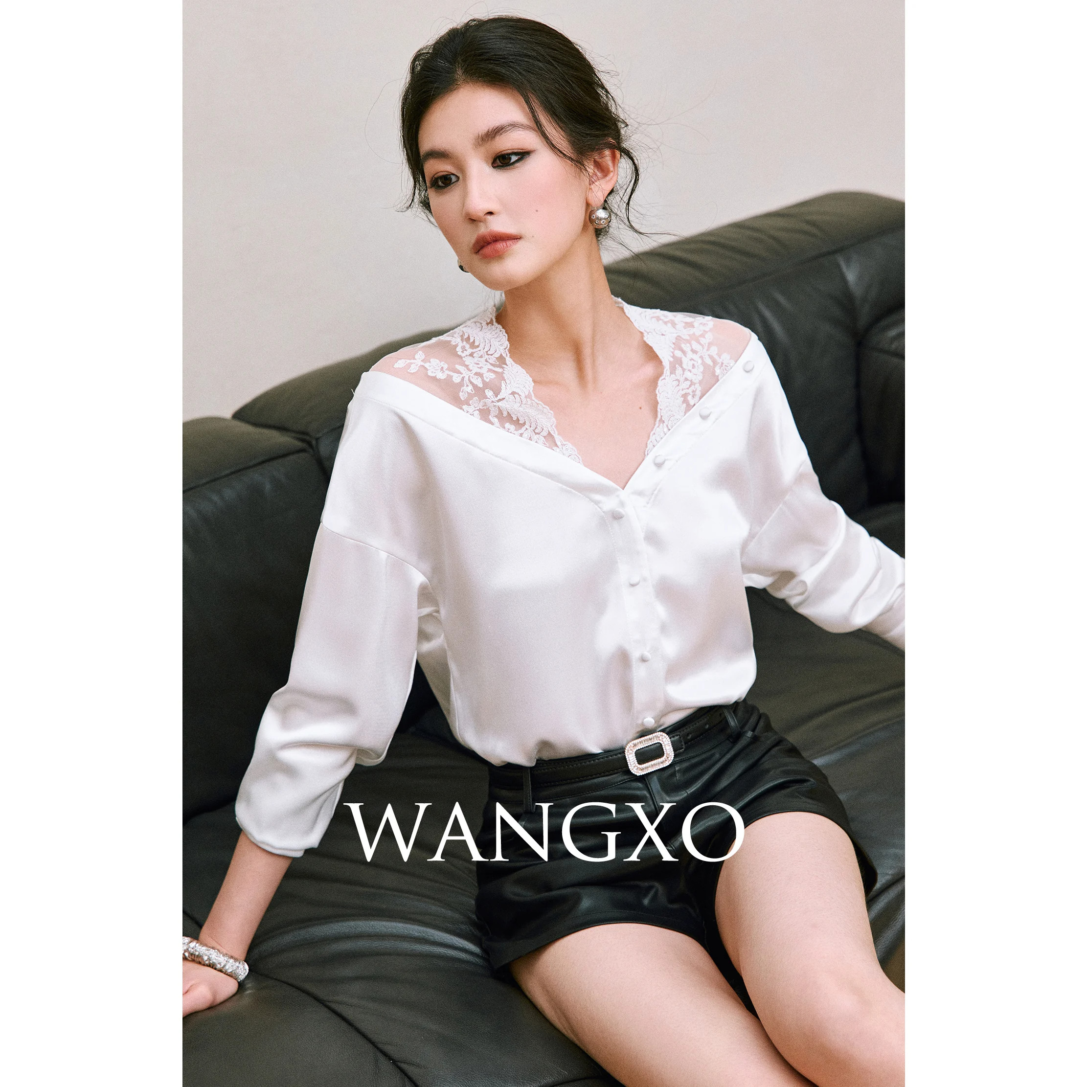 WANGXO|醋酸质地珠光缎面拼精致蕾丝|V领微露肩假两件宽松衬衫