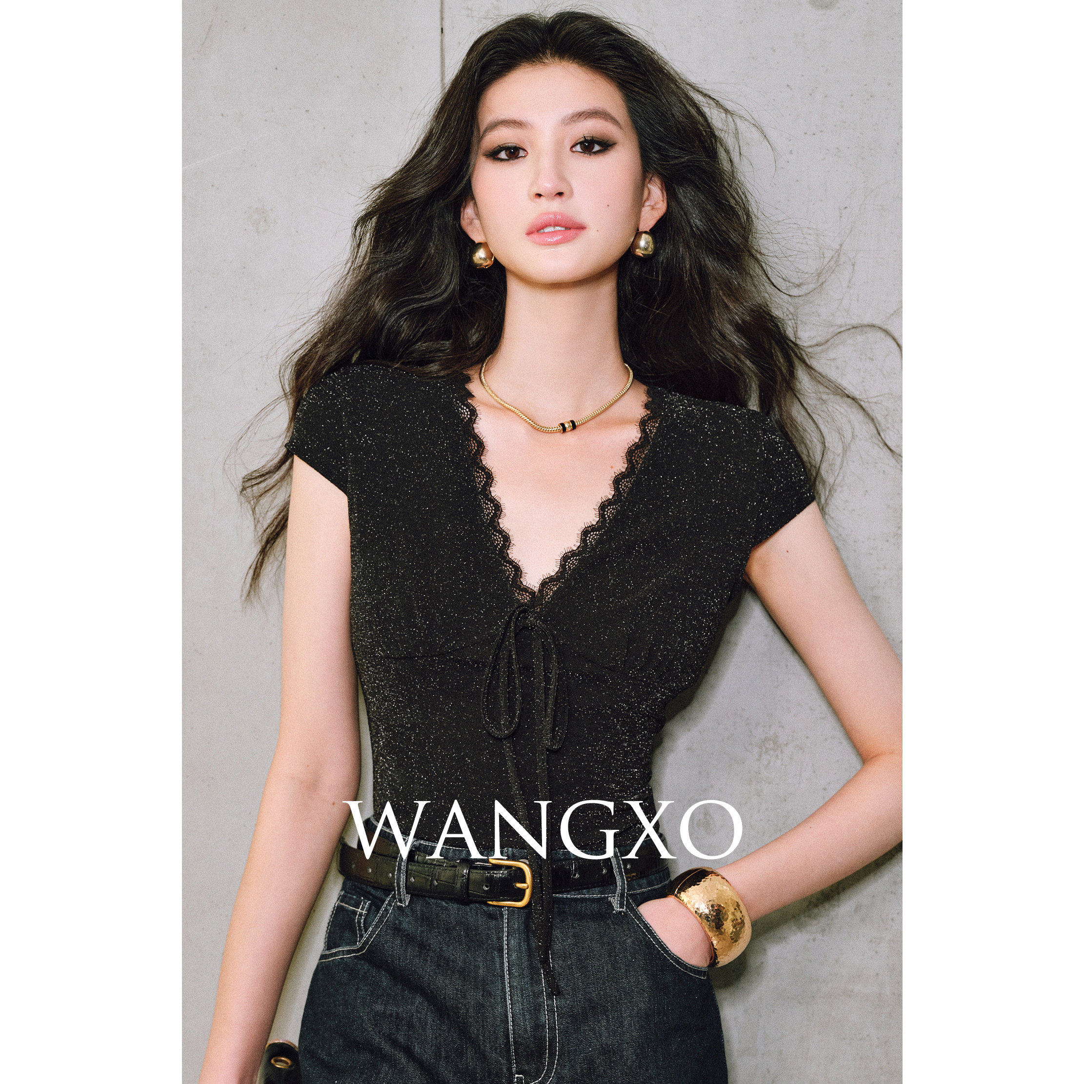 WANGXO|闪耀亮丝高密针织|蕾丝花边手工定型|V领系带修身上衣