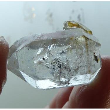 天然白水晶水胆手把件 小晶柱小泡黑砂水胆原石把玩原石毛料