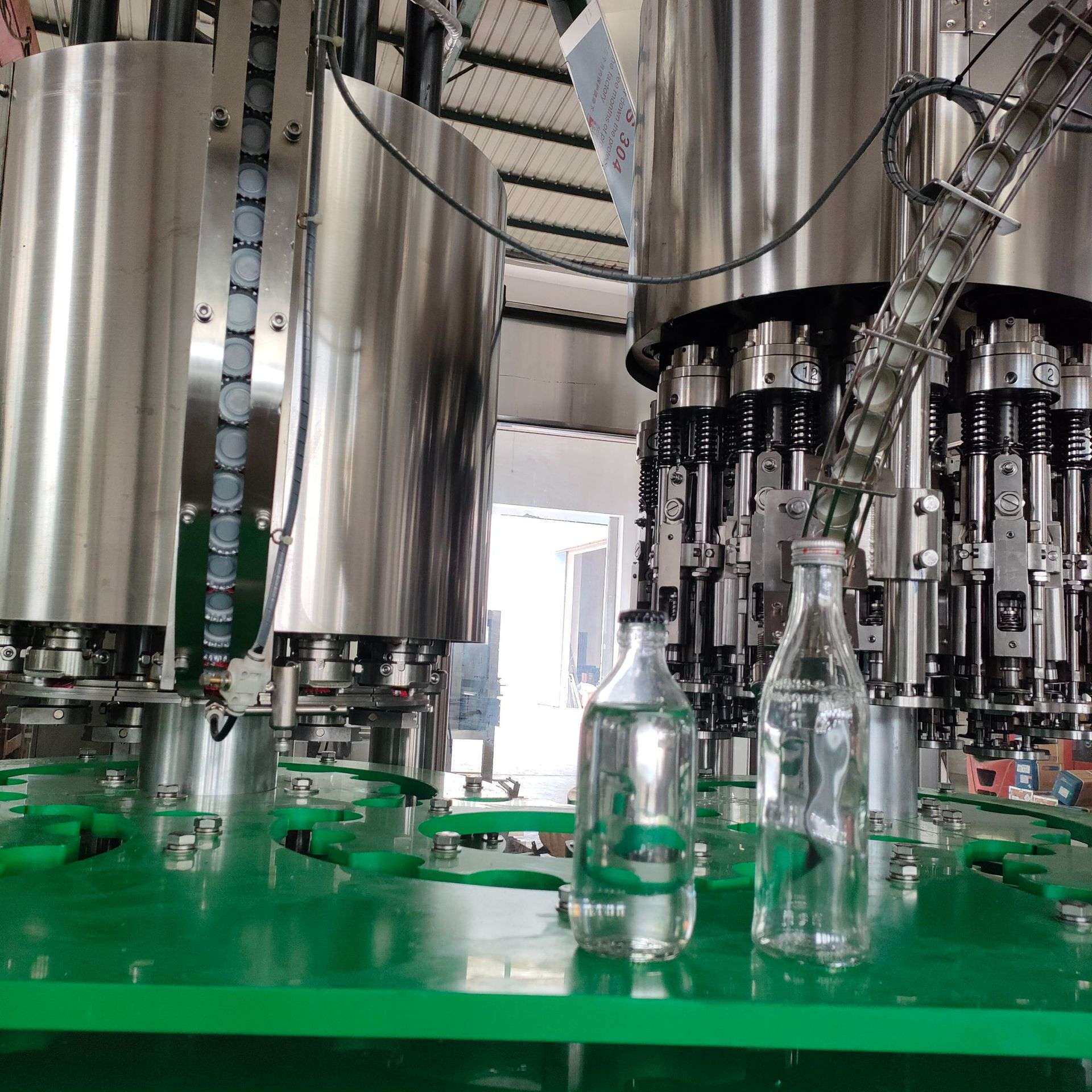 碳酸饮料灌装机啤酒汽泡水生产线玻璃瓶含气液体饮料全自动