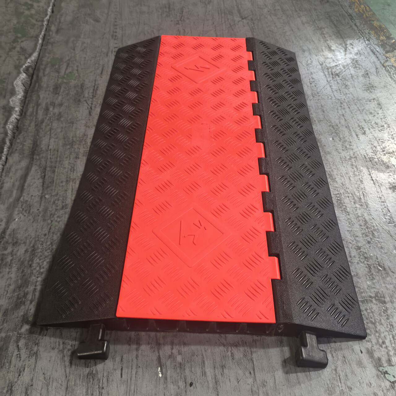 900*540*50mm五线橡胶线槽减速带红色盖板地面电线保护槽防碾压线