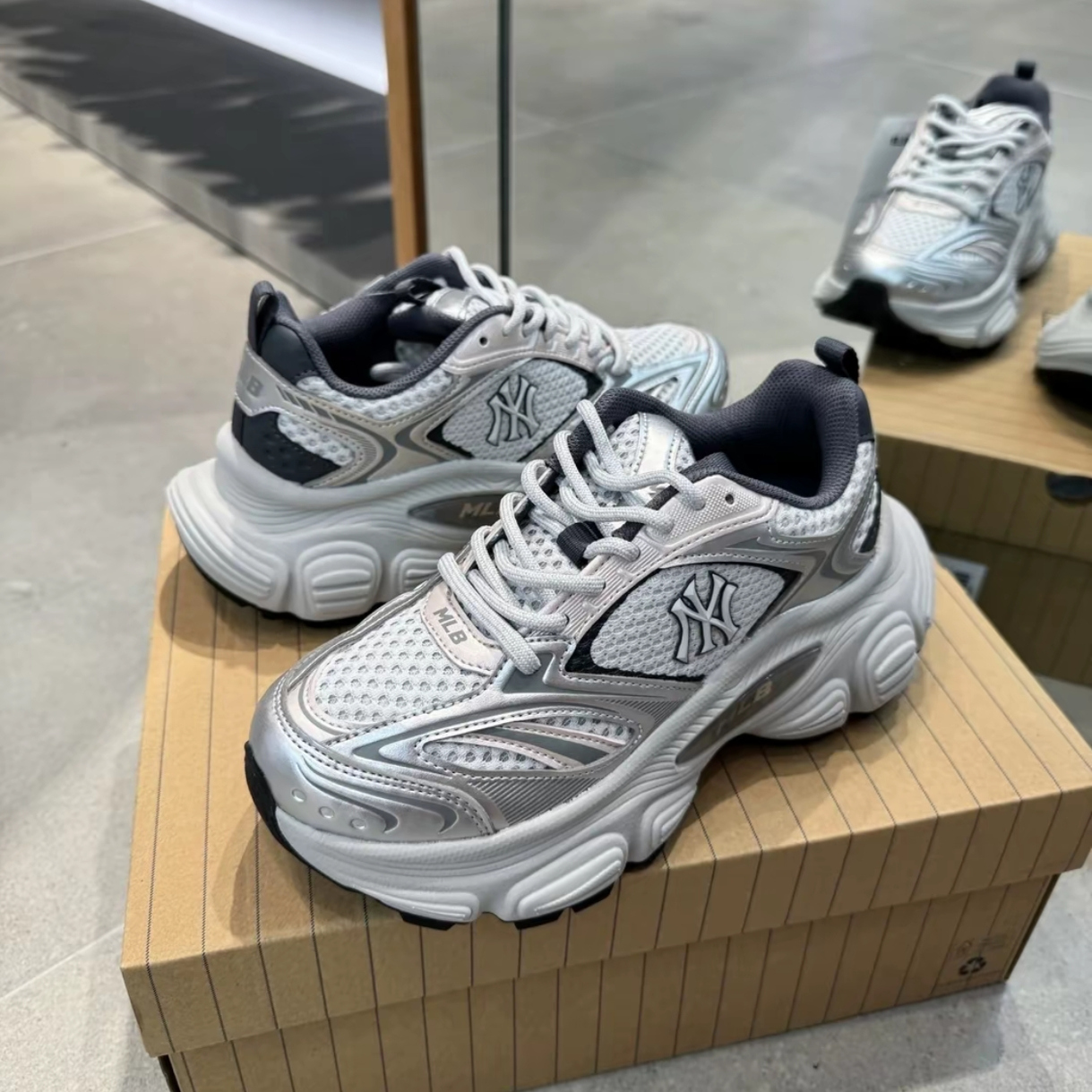 男女同款轻便透气防滑耐磨低帮休闲老爹鞋3ASHCC25N-3ASHWD15N